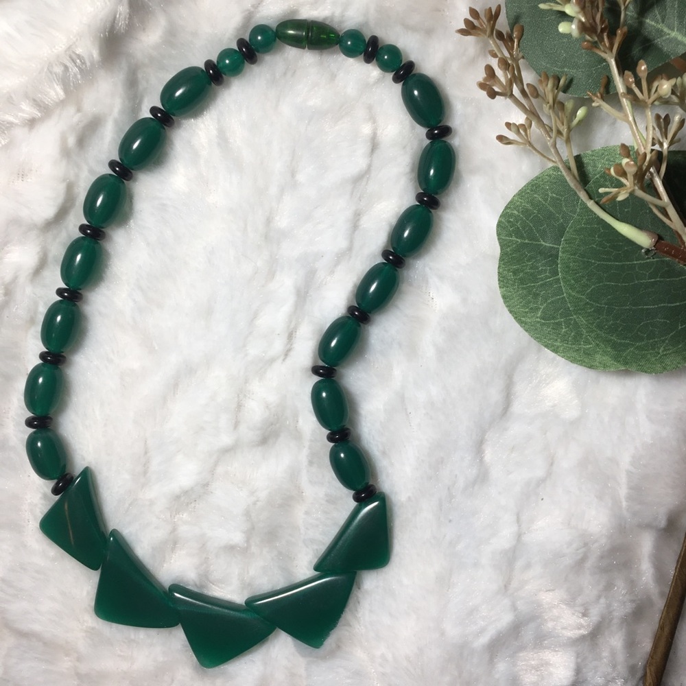 VINTAGE 1960S LUCITE EMERALD GEOMETRIC NECKLACE